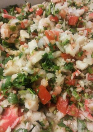 Una foto de Ceviche de camarón e imitación de jaiba