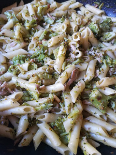 Una foto de Pasta con brócoli y atún