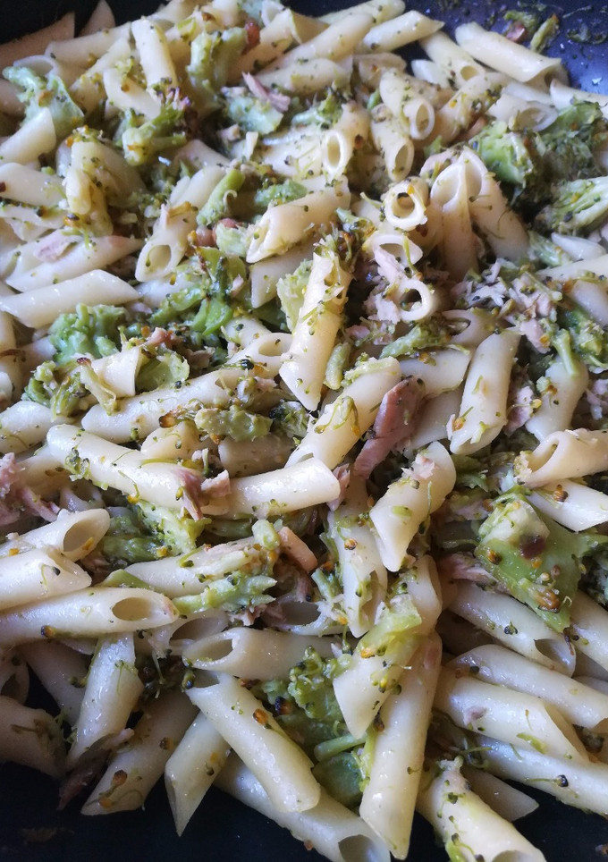 Una foto de Pasta con brócoli y atún