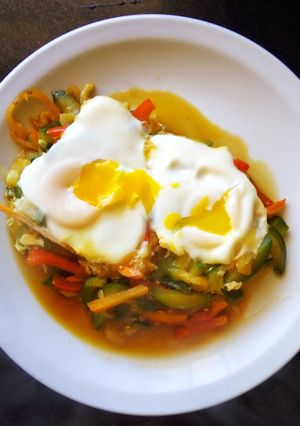 Una foto de Salteado de verduras con huevos estrellados 🍳