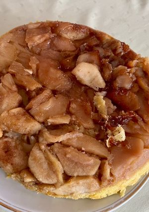 Serpenyőben sült almás piskóta recept fotója