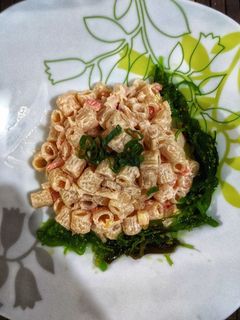 Una foto de Ensalada de Pasta con Surimi y Wakame