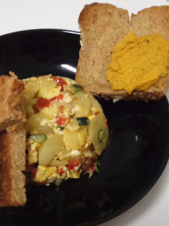 Una foto de Revuelto de patatas, calabacin y pimiento rojo