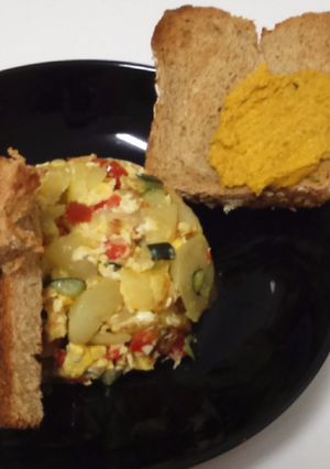 Una foto de Revuelto de patatas, calabacin y pimiento rojo