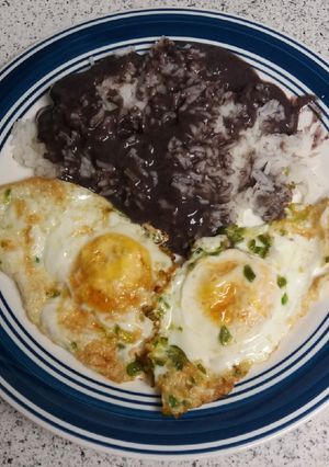 Una foto de Huevos estrellados con casamiento