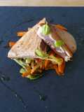 Filetto di tonno scottato al limone con verdure saltate