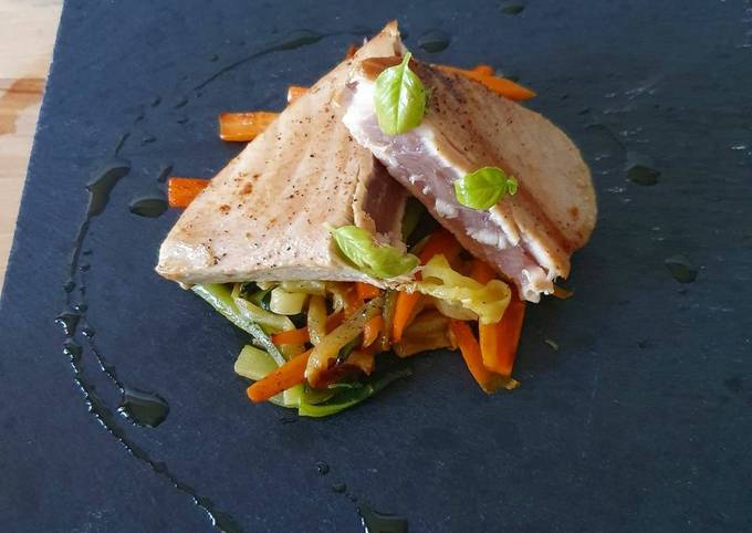 Filetto di tonno scottato al limone con verdure saltate