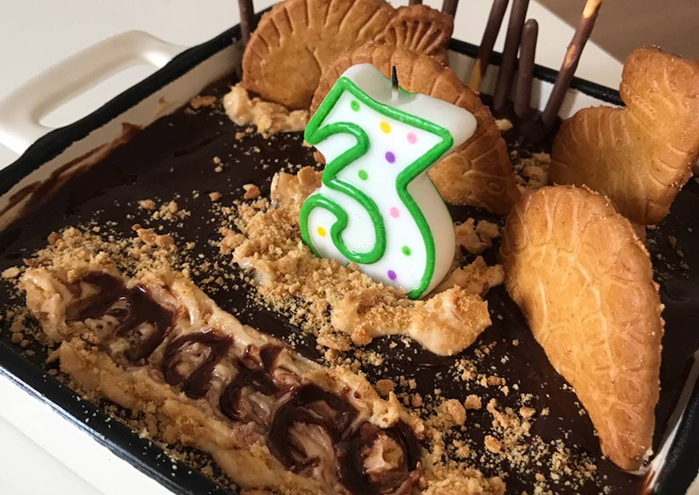 Tarta de galletas dinosaurio. Cumple 3 de Mateo