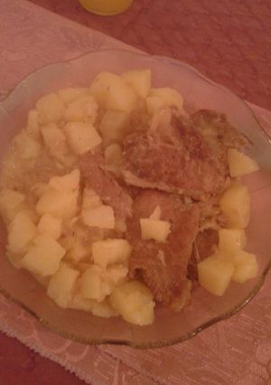 Una foto de Carne a la Cacerola con papas!