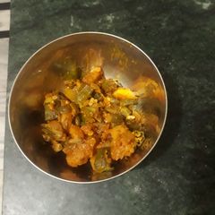 A picture of Ladyfinger (bhindi) with potato.