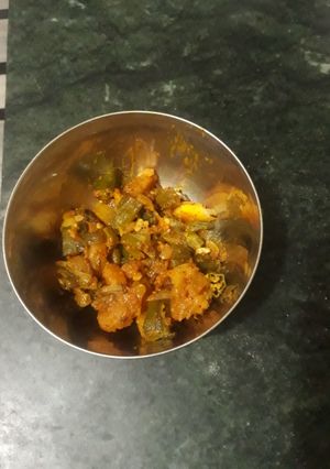 A picture of Ladyfinger (bhindi) with potato.