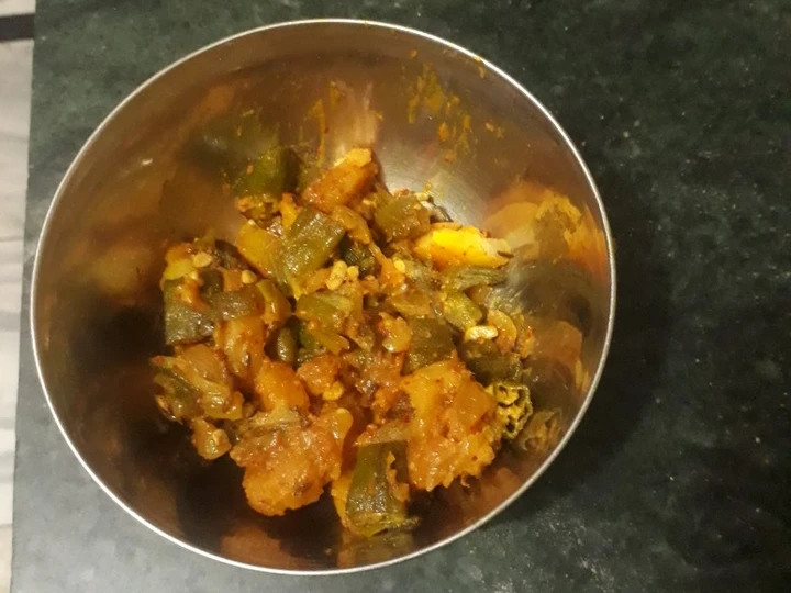 Easy Steps to Make Ladyfinger (bhindi) with potato which Delicious