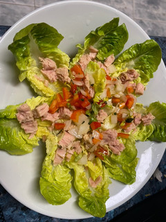 Foto principal de Ensalada de lechuga y bonito con vinagreta de pimientos