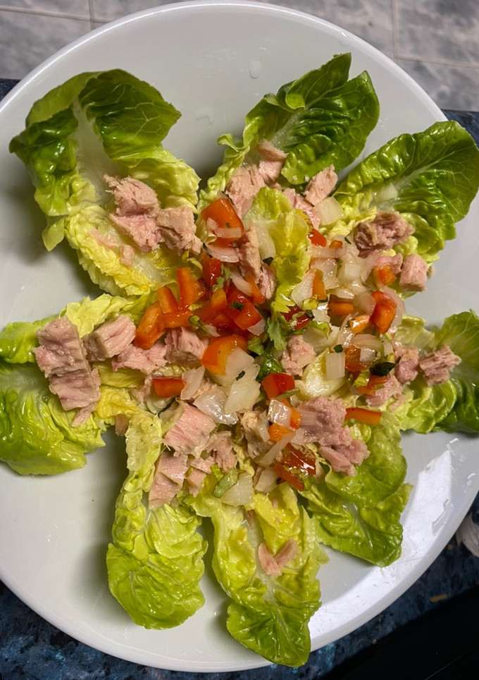 Una foto de Ensalada de lechuga y bonito con vinagreta de pimientos