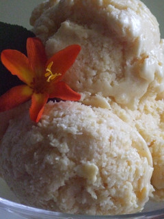 Una foto de Helado de melocotón y canela