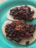Huaraches de chorizo y frijoles negros
