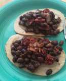 Huaraches de chorizo y frijoles negros