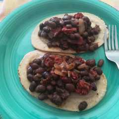 Una foto de Huaraches de chorizo y frijoles negros