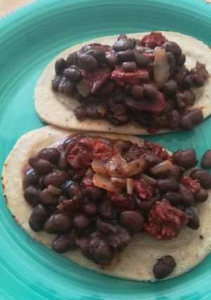 Una foto de Huaraches de chorizo y frijoles negros