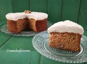 Una foto de bizcocho con leche de almendras