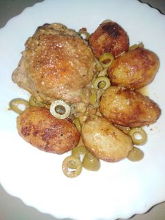 صورة لوصفة دجاج محمر في الكوكوت (الطنجرة) مع بطاطا صغيرة