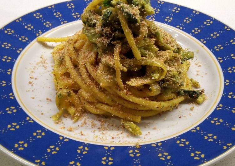 Pasta con i broccoletti e mollica tostata "Atturata"