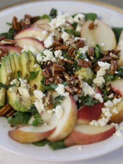 Una foto de Ensalada con Durazno y Queso Feta! 🍑🌿