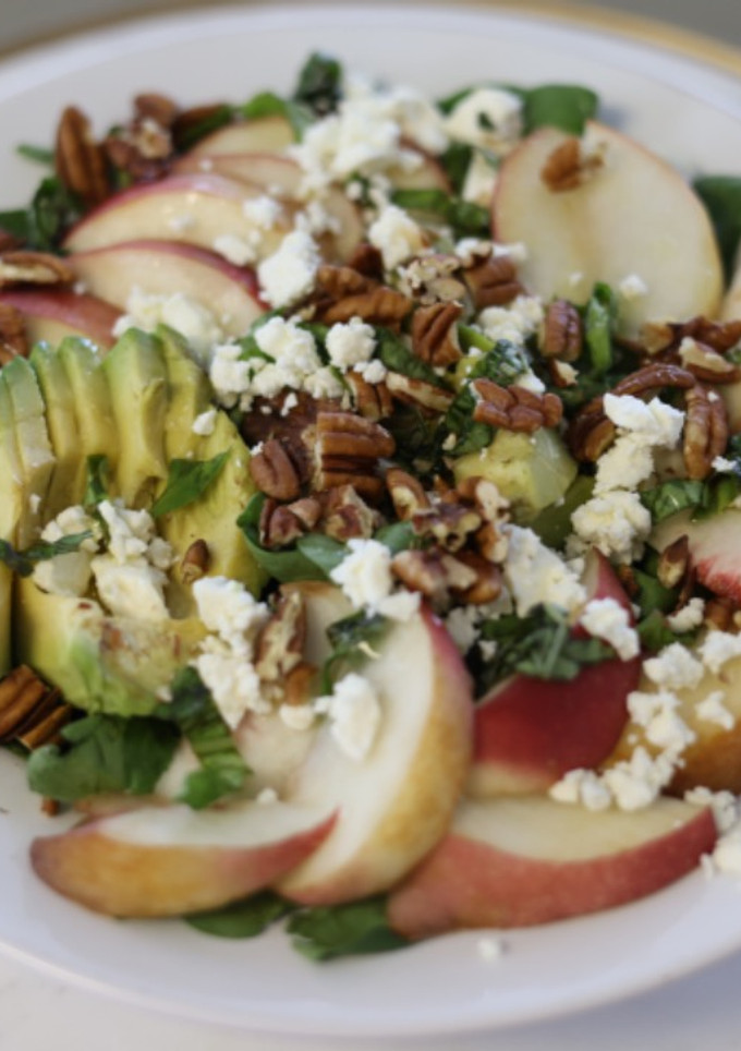 Una foto de Ensalada con Durazno y Queso Feta! 🍑🌿