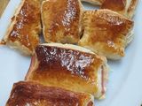 Hojaldres rellenos con bechamel, jamón y queso