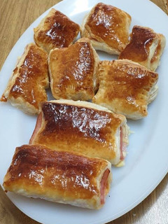 Una foto de Hojaldres rellenos con bechamel, jamón y queso