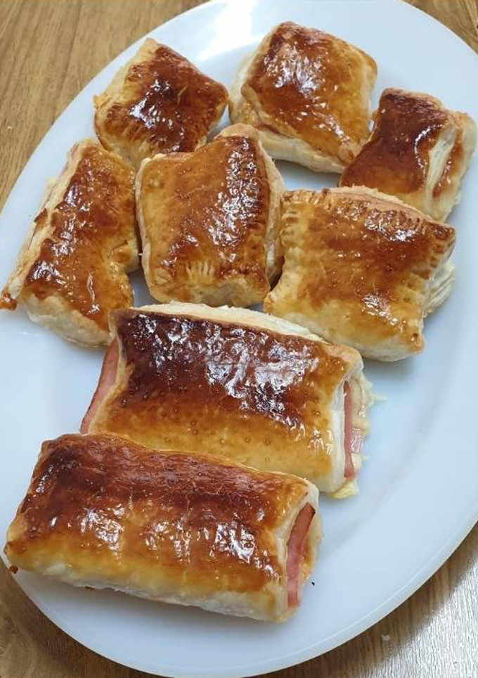 Una foto de Hojaldres rellenos con bechamel, jamón y queso