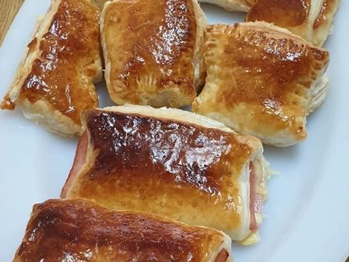 Pasos sencillos para Preparar Hojaldres rellenos con bechamel, jamón y queso  que Delicioso