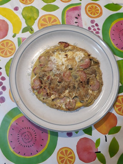Una foto de Tortilla de alcachofa, cebolla y salchicha frankfurt