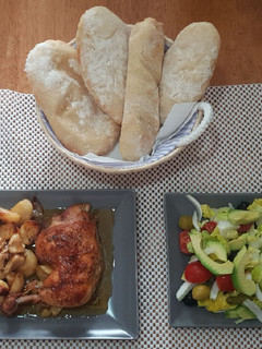 Una foto de Pollo al horno con patatas