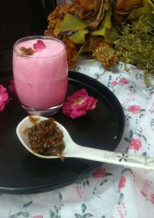 गुलाब गुलकंद लस्सी (Gulab gulkand lassi recipe in hindi) रेसिपी मुख्य फोटो