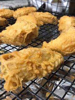 A picture of Korean fried chicken wings.