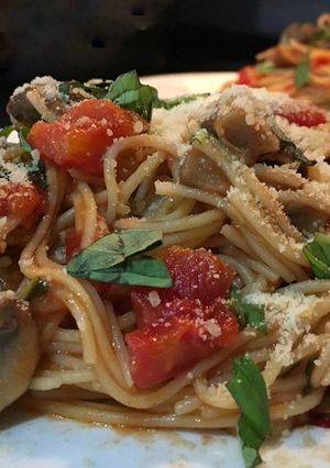 Una foto de Espaguetti baby portobello & Pomodoro