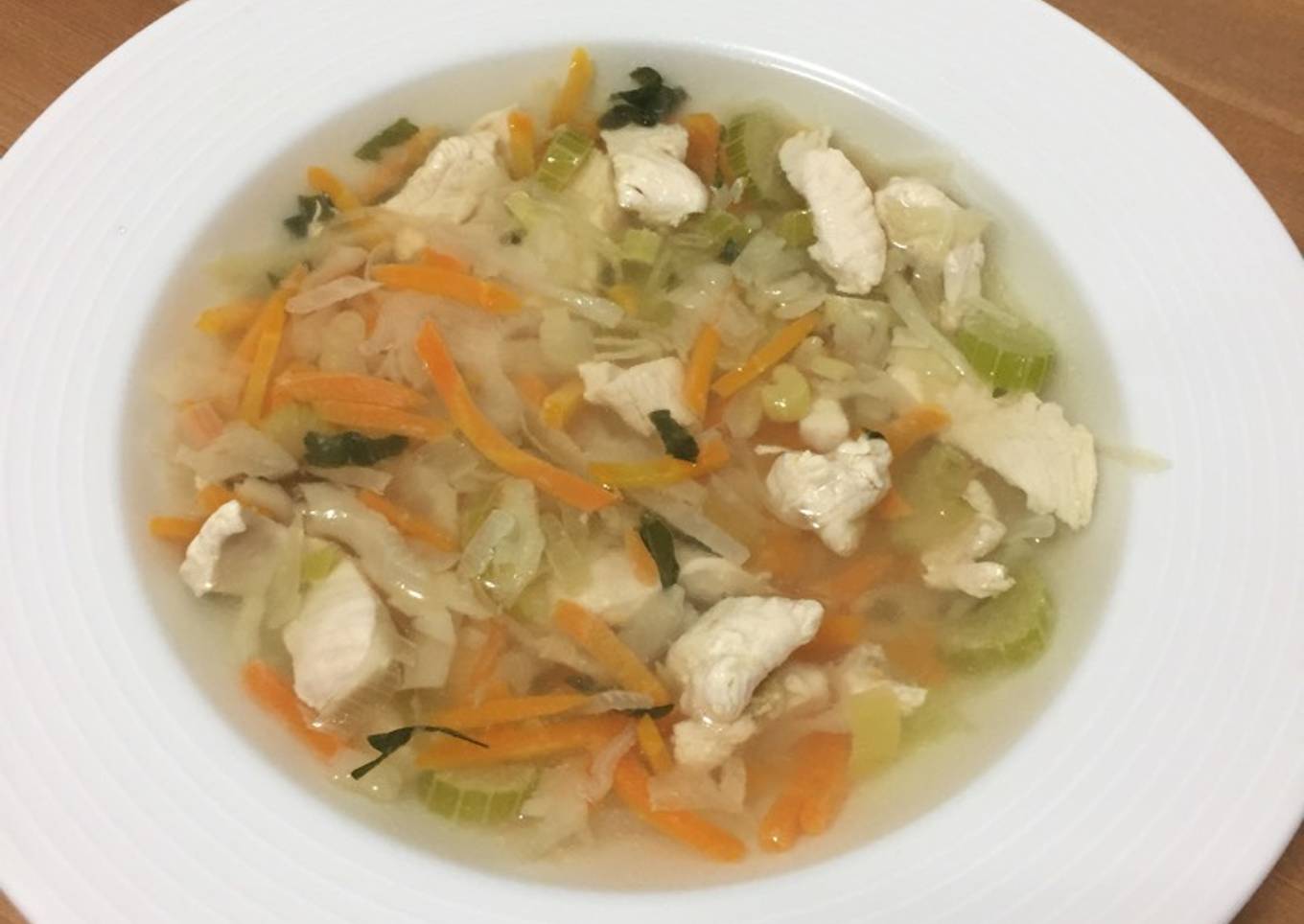 Sopa de verduras y pollo