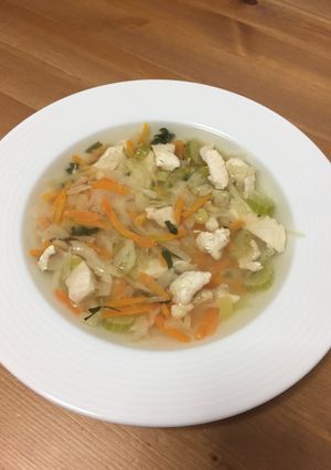 Una foto de Sopa de verduras y pollo
