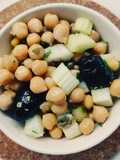 Insalata di ceci con sedano, olive nere e capperi