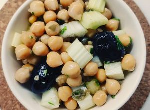 Foto di Insalata di ceci con sedano, olive nere e capperi