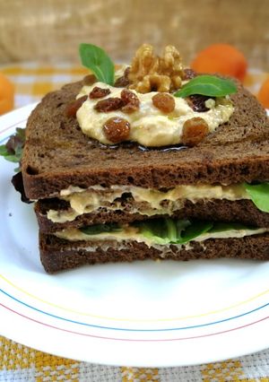 Una foto de Pan de molde integral de centeno con crema de albaricoque