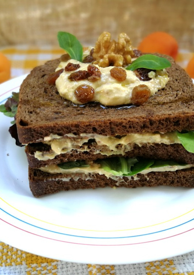 Una foto de Pan de molde integral de centeno con crema de albaricoque