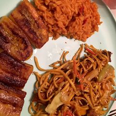 A picture of ARROZ CON Tomato Y PLATANOS FRITOS Y CHOW MEIN 😋:.