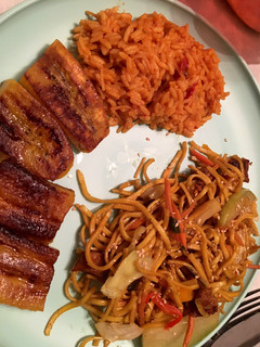 A picture of ARROZ CON Tomato Y PLATANOS FRITOS Y CHOW MEIN 😋:.
