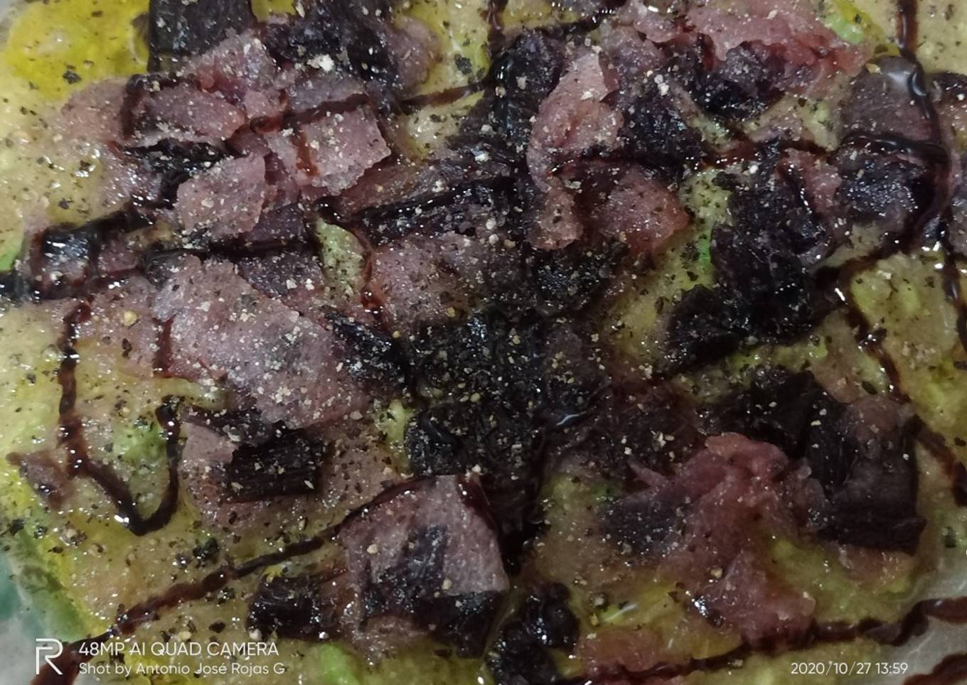 Lágrimas de lomo de atún, sobre cama de aguacate y tomate