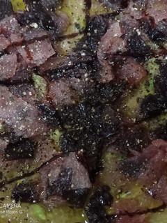 Una foto de Lágrimas de lomo de atún, sobre cama de aguacate y tomate