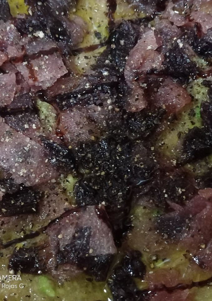 Una foto de Lágrimas de lomo de atún, sobre cama de aguacate y tomate
