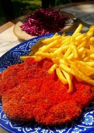 Zdjęcie przepisu Filet drobiowy w kwiecie lotosu Hung-Liu z frytkami, surówką z czerwonej kapusty.
