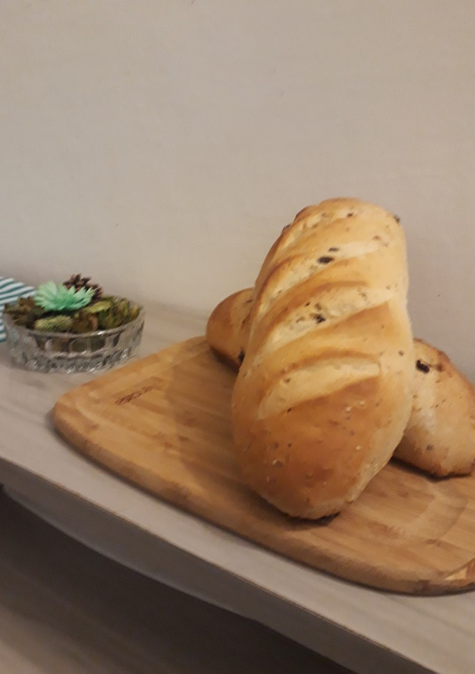 Una foto de Pan casero de miel, pasas de uva y semillas